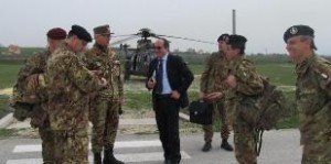 Il-Generale-Graziano-con-il-suo-staff-assieme-allambasciatore-dItalia-in-Kosovo-Michael-Giffoni