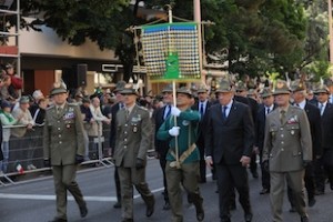 Bolzano:Il generale Graziano sfila assieme al labaro nazionale dell'ANA