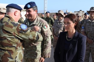 EUTM Somalia - Mogadiscio-Il Comandante-Gen. AHERNE consegna la medaglia ad un Ufficiale Italiano