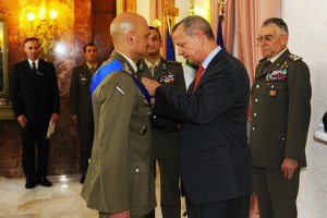 Il generale Allen consegna la Legion of Merit al generale Portolano