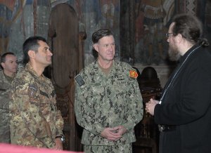 Kosovo - Il generale Figliuolo, l'ammiraglio Ferguson e padre Sava Janjic