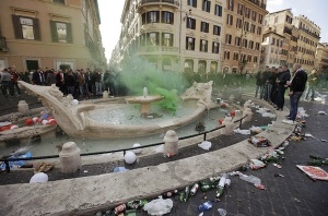 Roma, tifosi olandesi del Feyenoord deturpano Piazza di Spagna