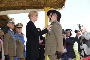 Il ministro Pinotti e il caporale maggiore capo Pasquale Mele medaglia d’argento al valore dell’Esercito