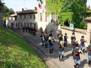 Il corteo attraversa il paese di Montebello