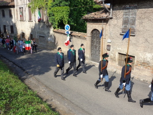 Lo stendardo della Sezione ANAC di Roma attraversa il paese di Montebello