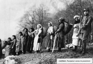 Foto dell'epoca -  Portatrici verso posizioni