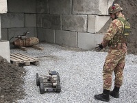 Artificieri dell’Esercito al lavoro per il disinnesco di ordigni a Genova, in provincia di Roma e Avellino