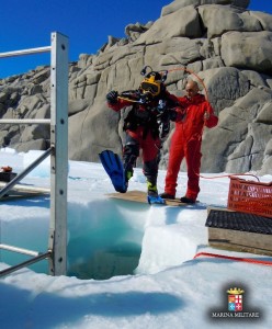 Un palombaro di Comsubin pronto per l'mmersione nelle acque dell'Antartide